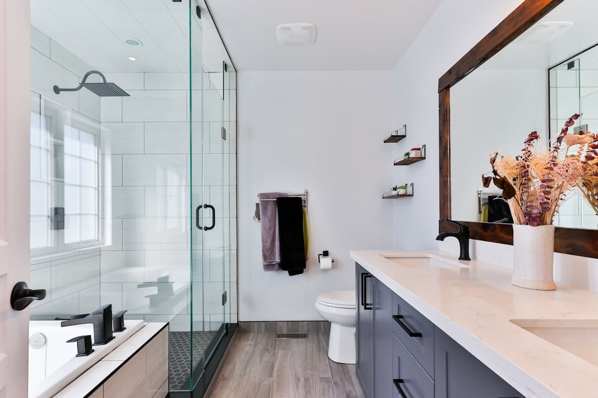 Salle de bain rénovée avec douche à l'italienne